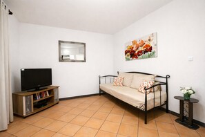 Apartamento, 1 habitación | Zona de estar | Una televisión de pantalla plana