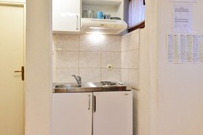 Apartment, 1 Schlafzimmer | Eigene Kochnische | Kühlschrank, Mikrowelle, Herdplatte, Wasserkocher mit Kaffee-/Teezubehör