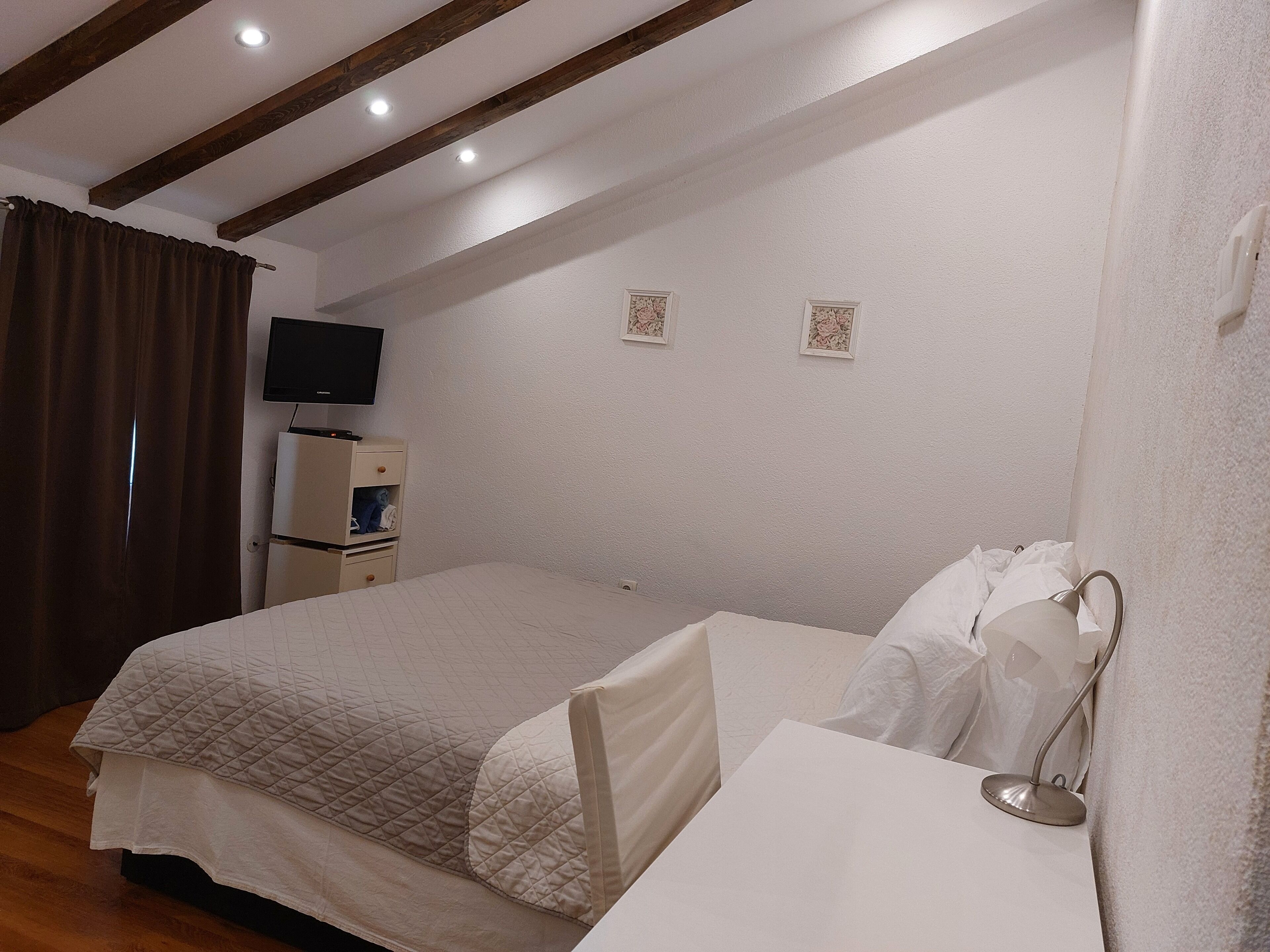 1 habitación, escritorio y espacio para trabajar con laptop 