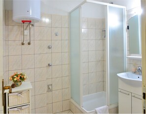 Apartment, 1 Bedroom | Bathroom | Shower, free toiletries, hair dryer, towels - Apt Lavender on Nincevica St-1 BR Apt (Split)