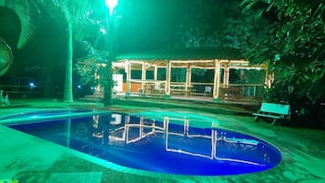 Hồ bơi ngoài trời, dù/ô trên bãi biển/hồ bơi, ghế dài tắm nắng