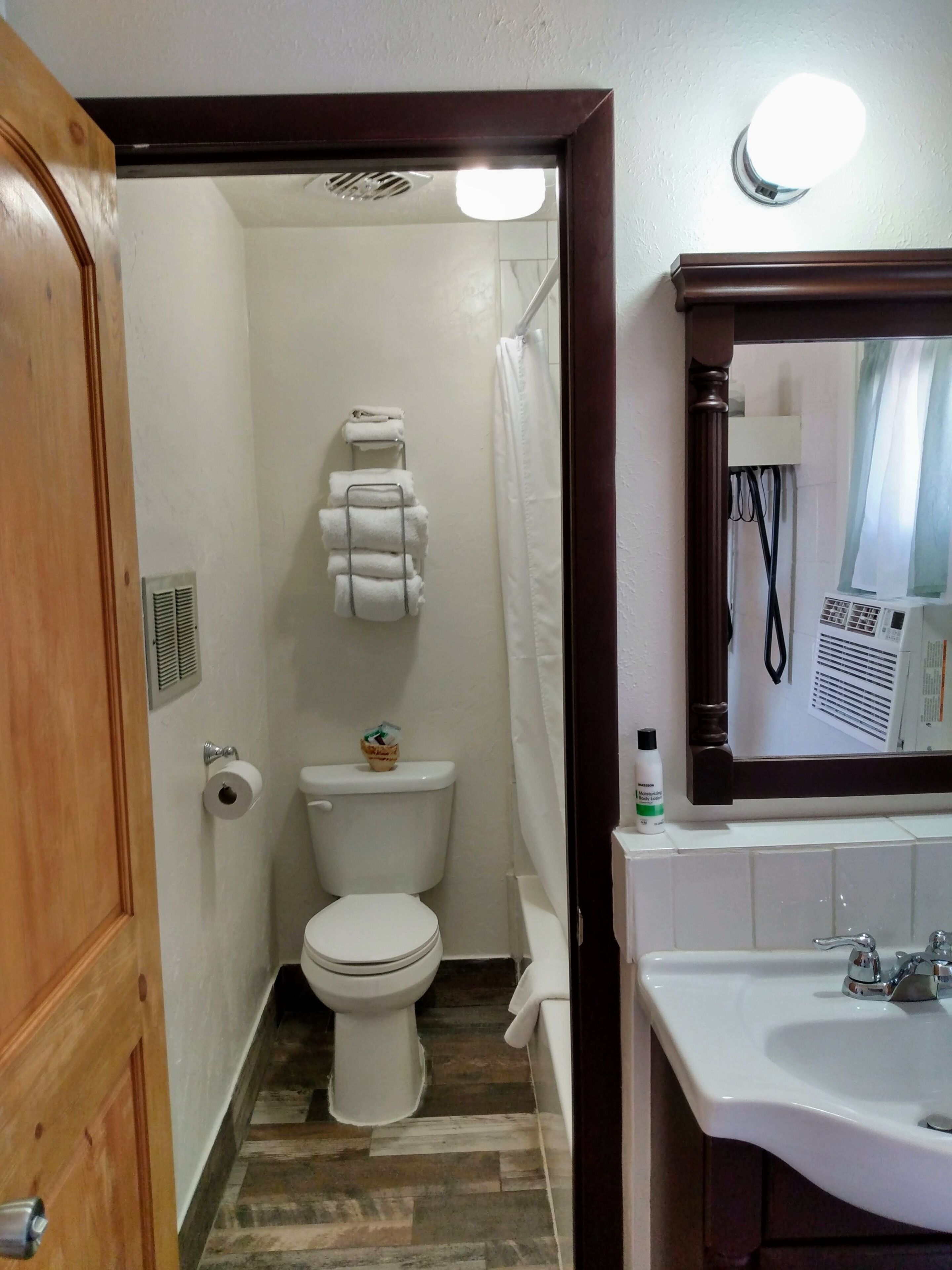 combined shower/bathtub, towels