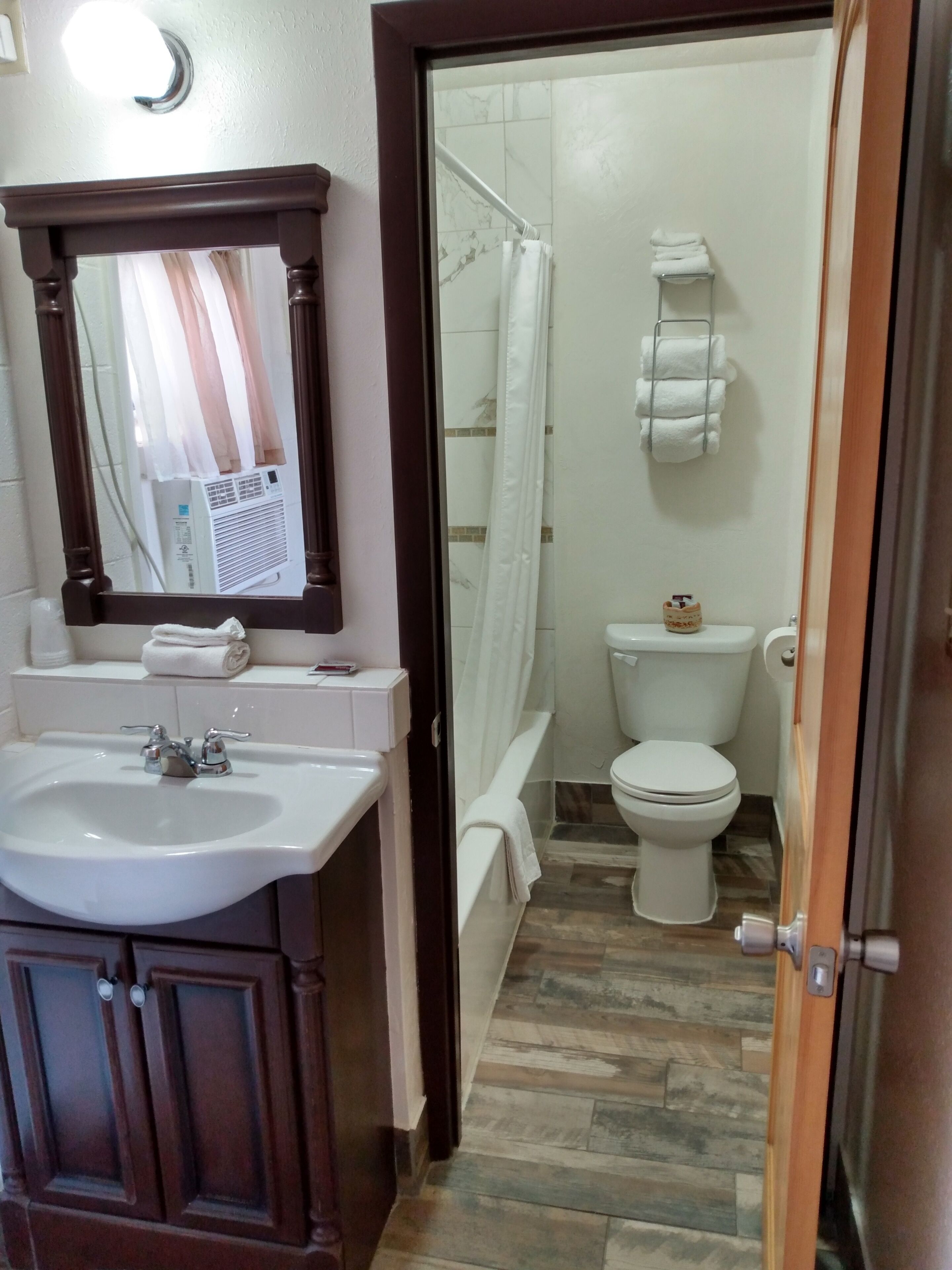 combined shower/bathtub, towels