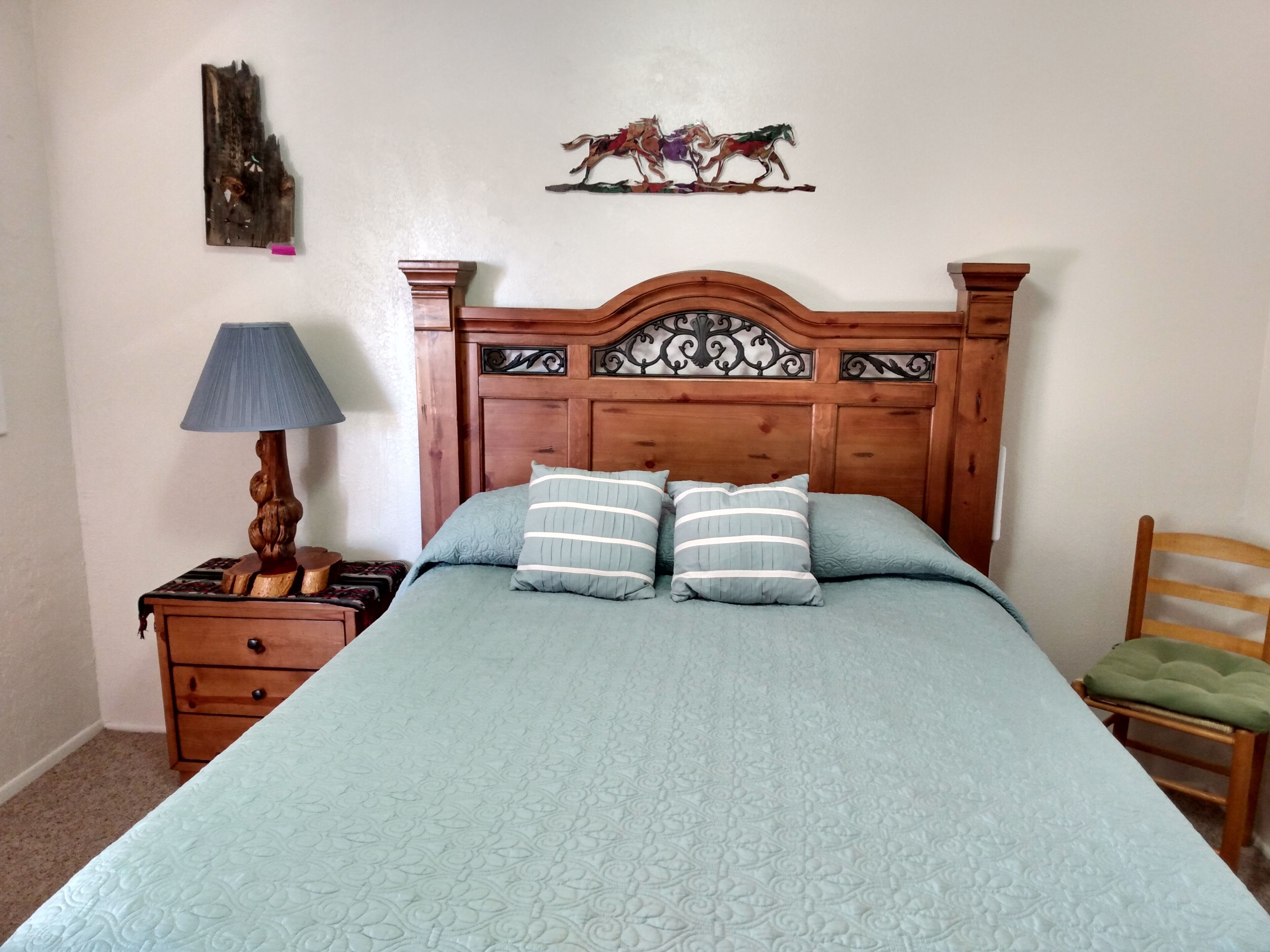 basic single room, 1 queen bed, non smoking | 1 bedroom, in-room safe, individually decorated, individually furnished