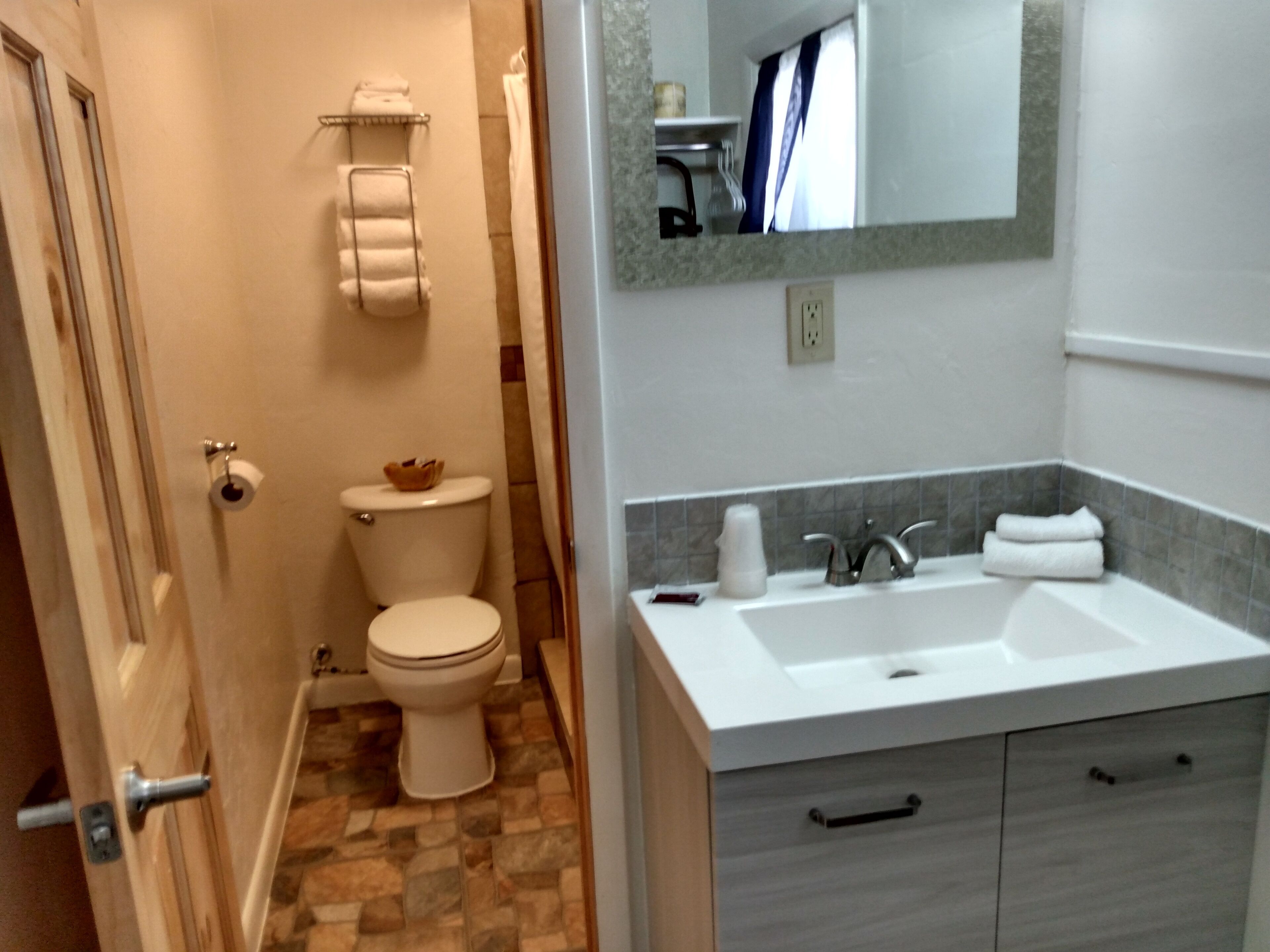 combined shower/bathtub, towels