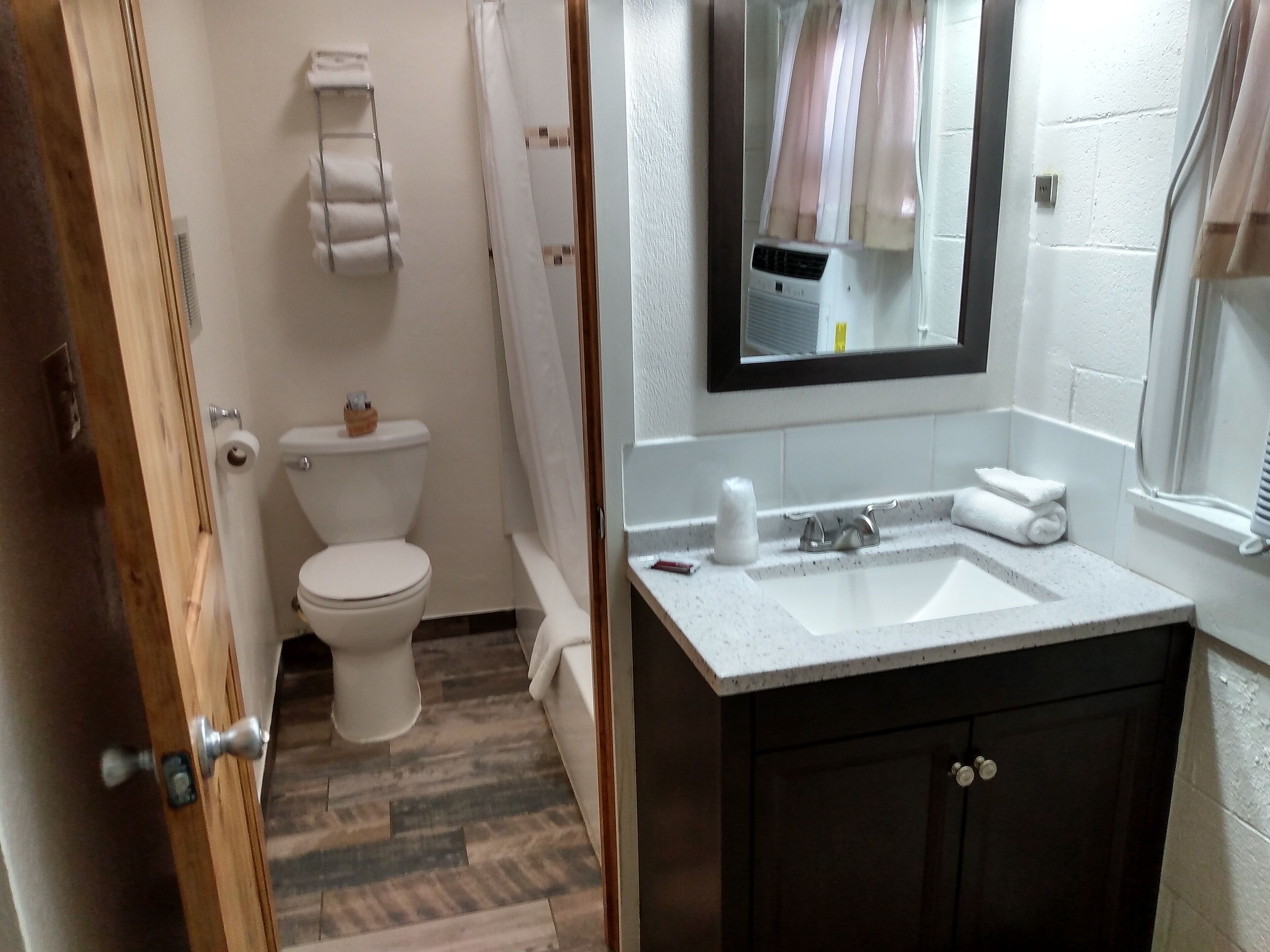 basic single room, 1 queen bed, non smoking | bathroom | combined shower/bathtub, towels