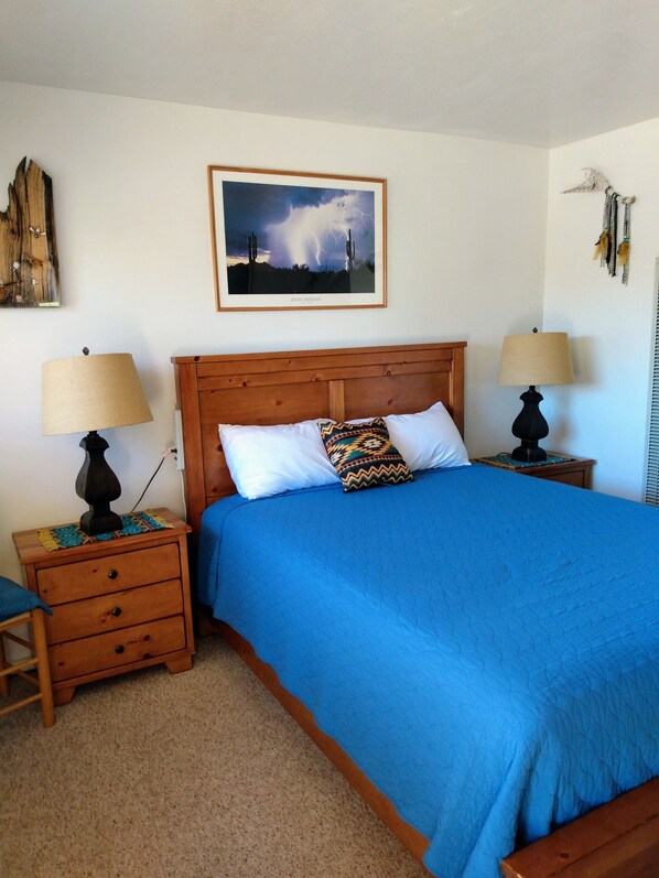 Basic-Einzelzimmer, 1 Queen-Bett, Nichtraucher | Badezimmer | Duschwanne, Handtücher