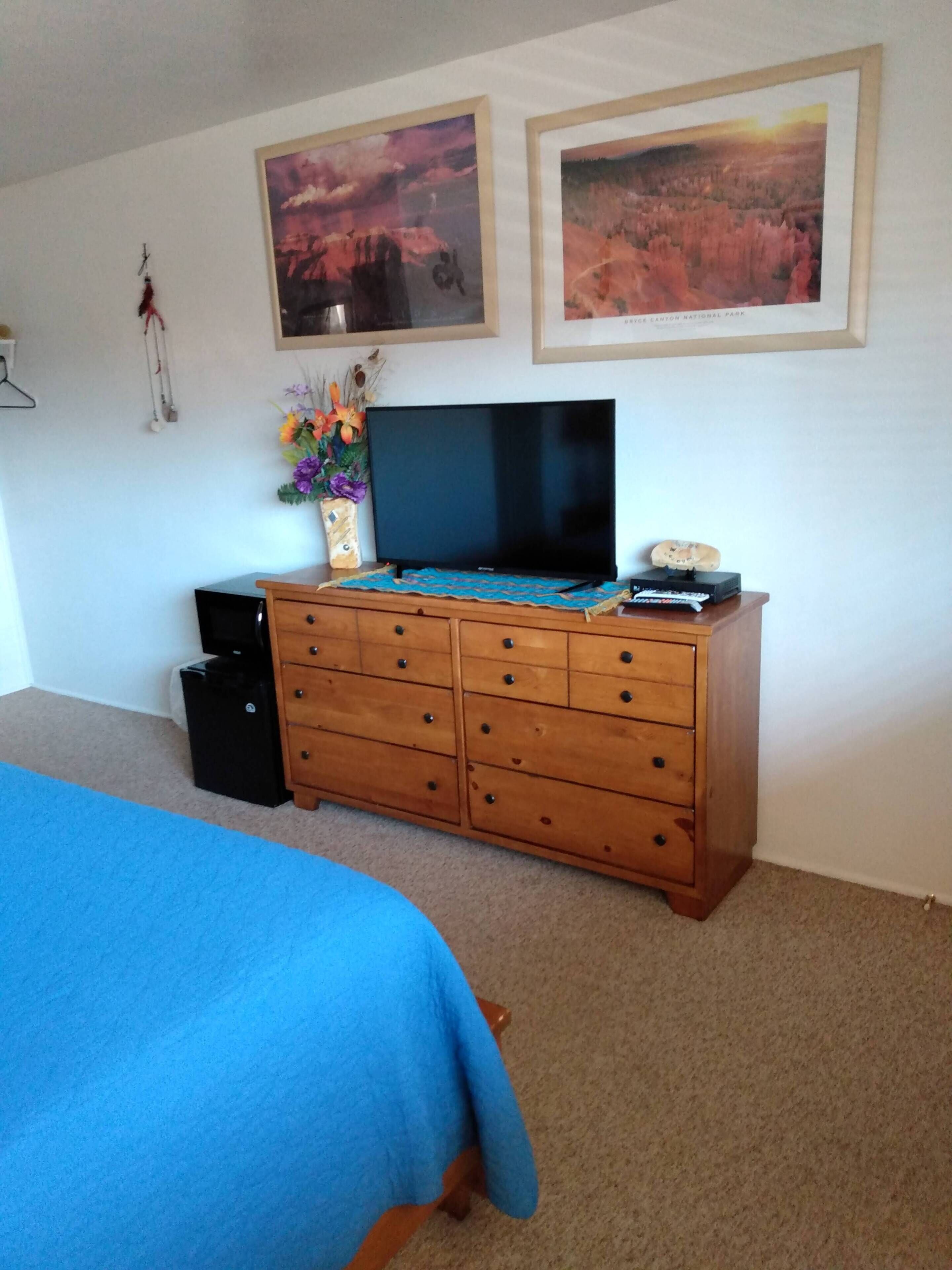basic single room, 1 queen bed, non smoking | 1 bedroom, in-room safe, individually decorated, individually furnished
