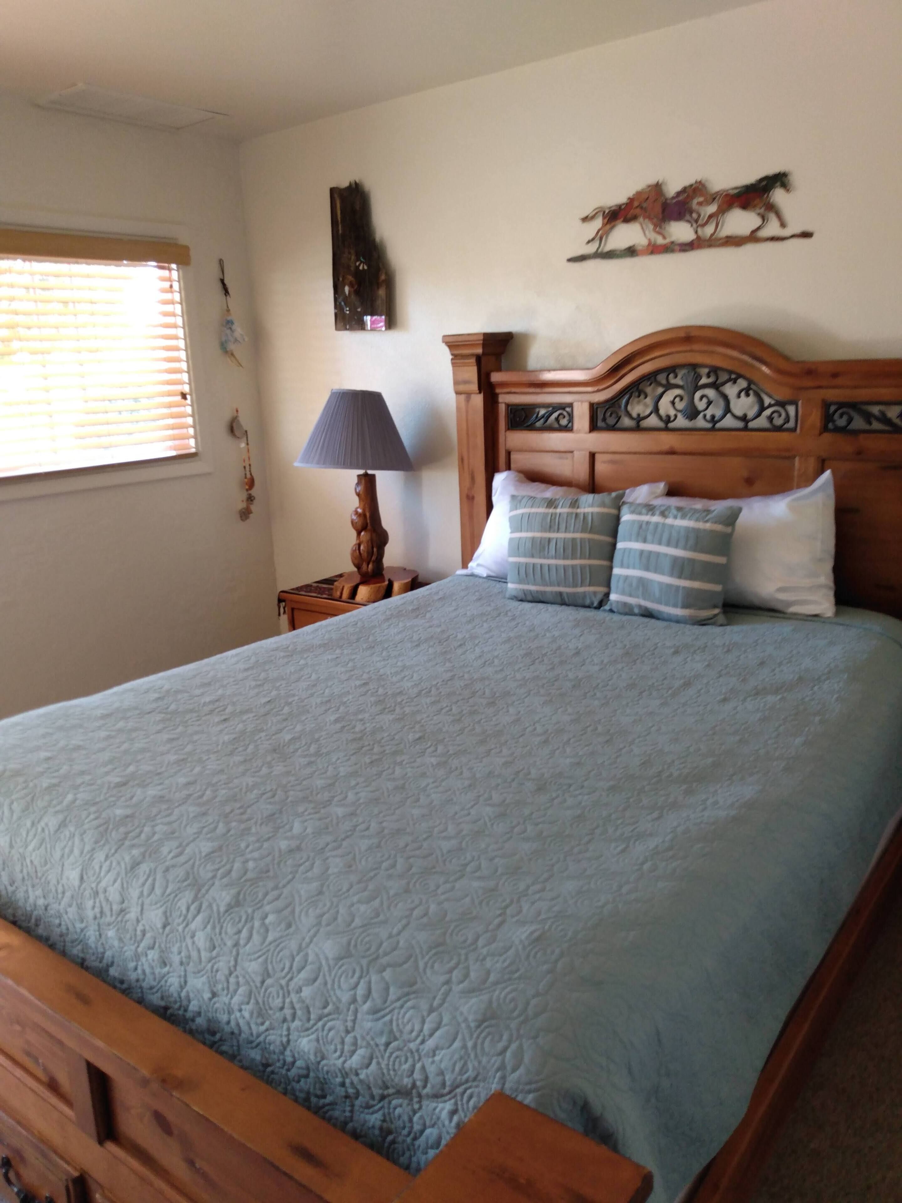 basic single room, 1 queen bed, non smoking | 1 bedroom, in-room safe, individually decorated, individually furnished