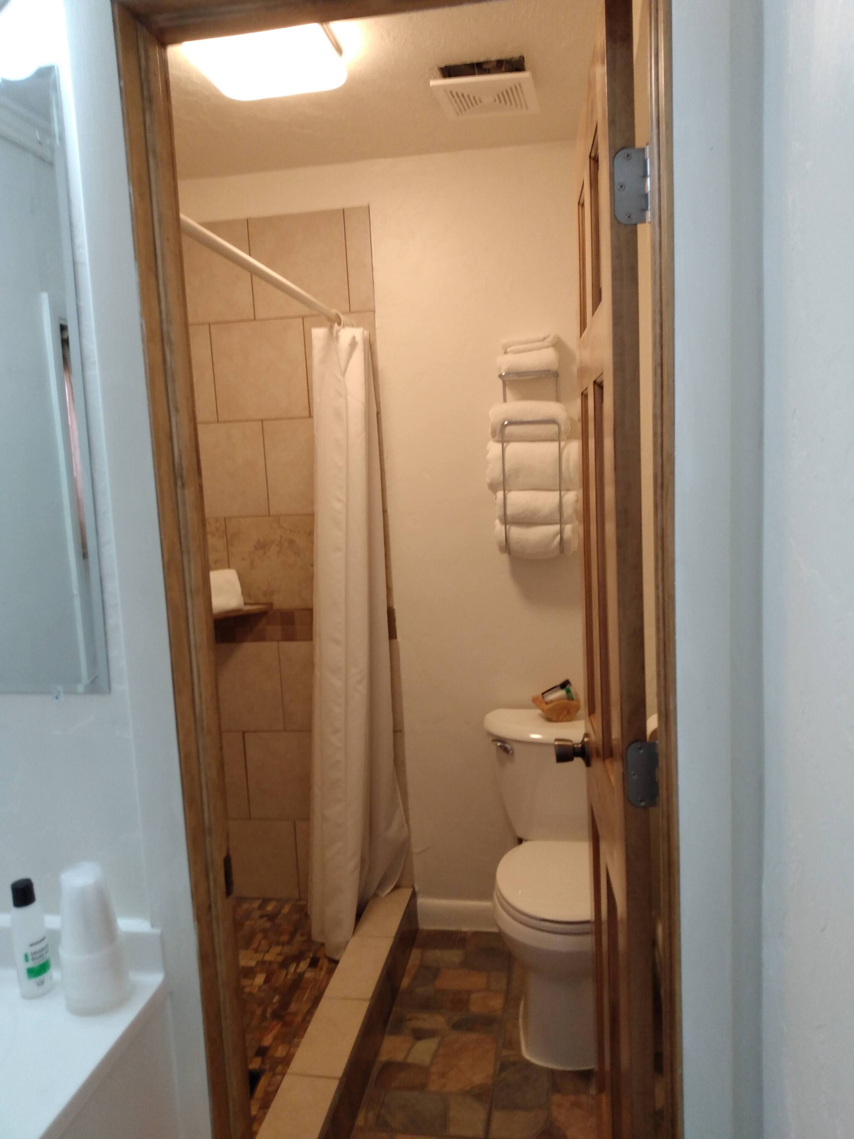 basic double room, multiple beds, non smoking | bathroom | combined shower/bathtub, towels