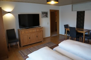 Design Apartment | Desk, blackout curtains, free WiFi, bed sheets - Gasthof Bauer (Elsendorf)