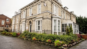 Property entrance - Clifton Mount Hotel (Newcastle-upon-Tyne)