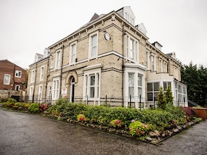 Property entrance - Clifton Mount Hotel (Newcastle-upon-Tyne)