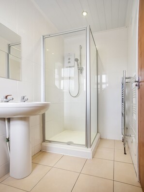 Habitación estándar con 2 camas individuales, 2 camas individuales | Baño | Ducha y toallas