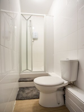 Een douche, handdoeken