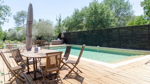 A wooden deck with a pool, surrounded by a wooden fence and trees. - MAS ABICOU - chambres d'hôtes (Vezenobres)