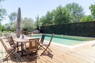 Piscina externa sazonal, guarda-sóis, espreguiçadeiras