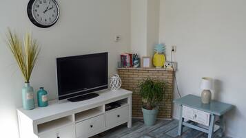 House, 2 Bedrooms (Beach House Sea-Esta) | Television