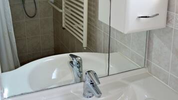 House, 2 Bedrooms (Beach House Sea-Esta) | Sinki Bilik Mandi