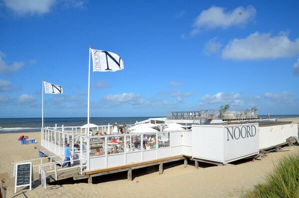 بار على الشاطئ