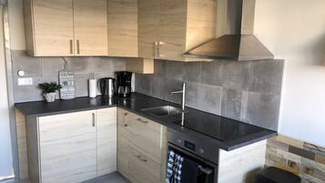Apartemen, 2 kamar tidur (Beach House Sea-Side) | Dapur pribadi | Lemari es besar, microwave, oven, dan kompor