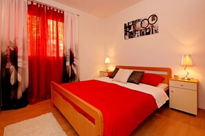 Escritorio, cortinas blackout y tabla de planchar con plancha 