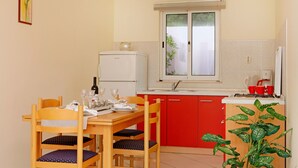 Biệt thự, nhiều giường, không hút thuốc, quang cảnh biển | Bếp riêng | Dụng cụ pha cà phê/trà, tủ lạnh, lò vi sóng, bếp nấu 