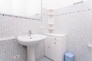 Combined shower/bathtub, bidet, towels - N044 - Numana, new three-room apartment with terrace and a / c (Numana)