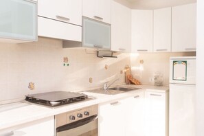 Fridge, oven, dining tables - N044 - Numana, new three-room apartment with terrace and a / c (Numana)