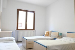 2 bedrooms, bed sheets - N044 - Numana, new three-room apartment with terrace and a / c (Numana)