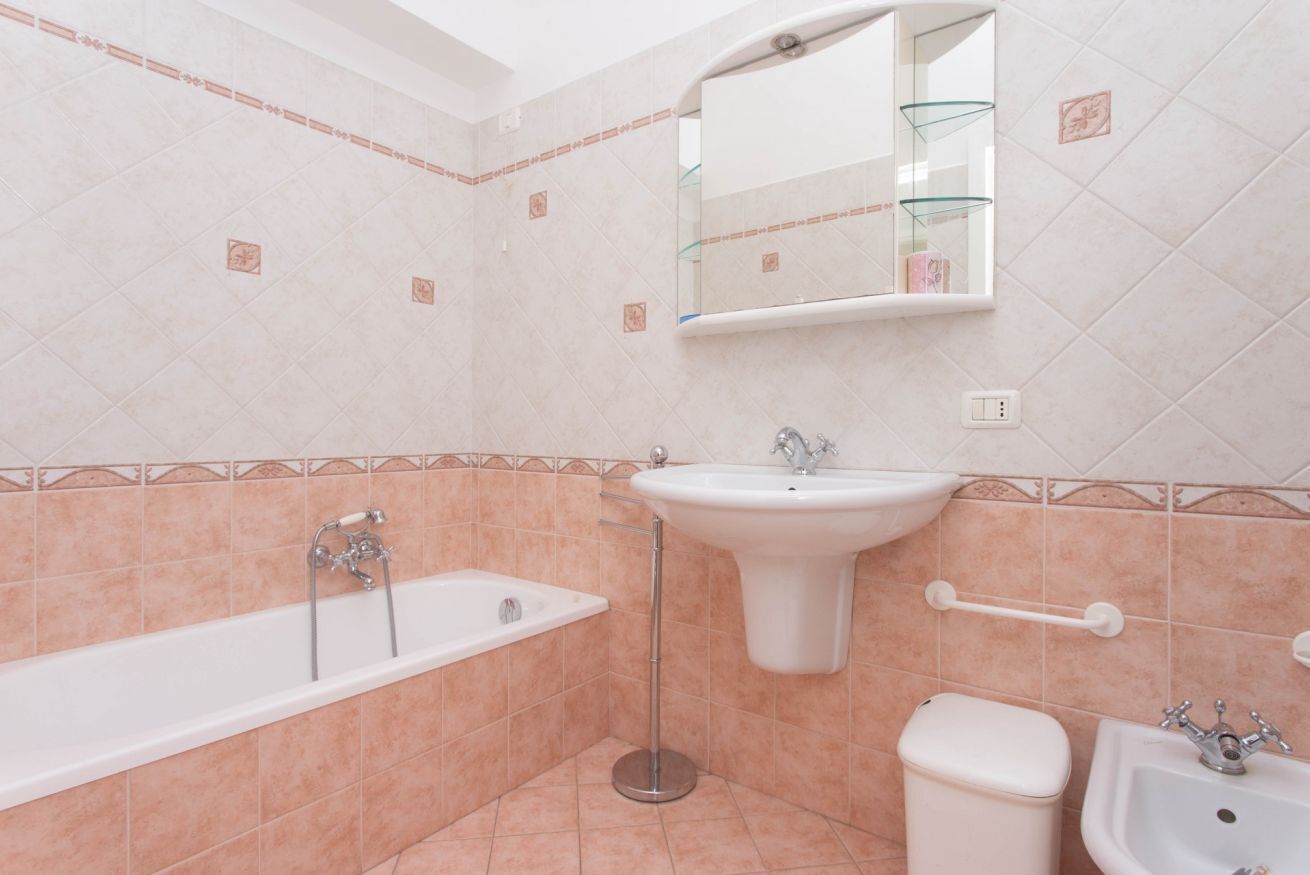 Combinazione doccia/vasca, bidet, asciugamani