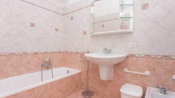 Combinazione doccia/vasca, bidet, asciugamani