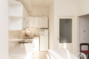 Fridge, oven, dining tables - N044 - Numana, new three-room apartment with terrace and a / c (Numana)