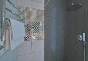 Suihku, sadesuihkupää, ilmaiset hygieniatuotteet, hiustenkuivaaja