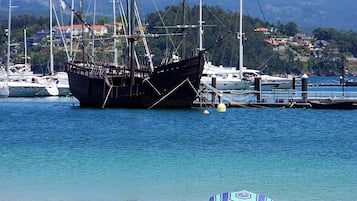 Una spiaggia nelle vicinanze