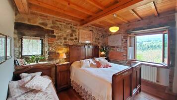 3 Schlafzimmer, Schreibtisch, Bügeleisen/Bügelbrett, Reisekinderbett