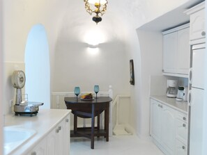 Fridge, oven, coffee/tea maker, electric kettle