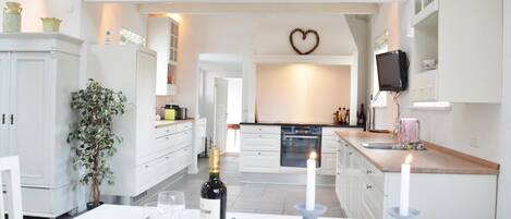 Refrigerador, placa de cocina, lavavajillas, cafetera/tetera