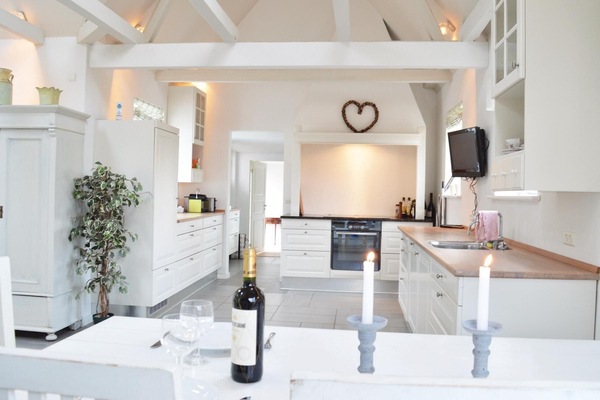 Kjøleskap, kokeplater, oppvaskmaskin og kaffetrakter/tekoker