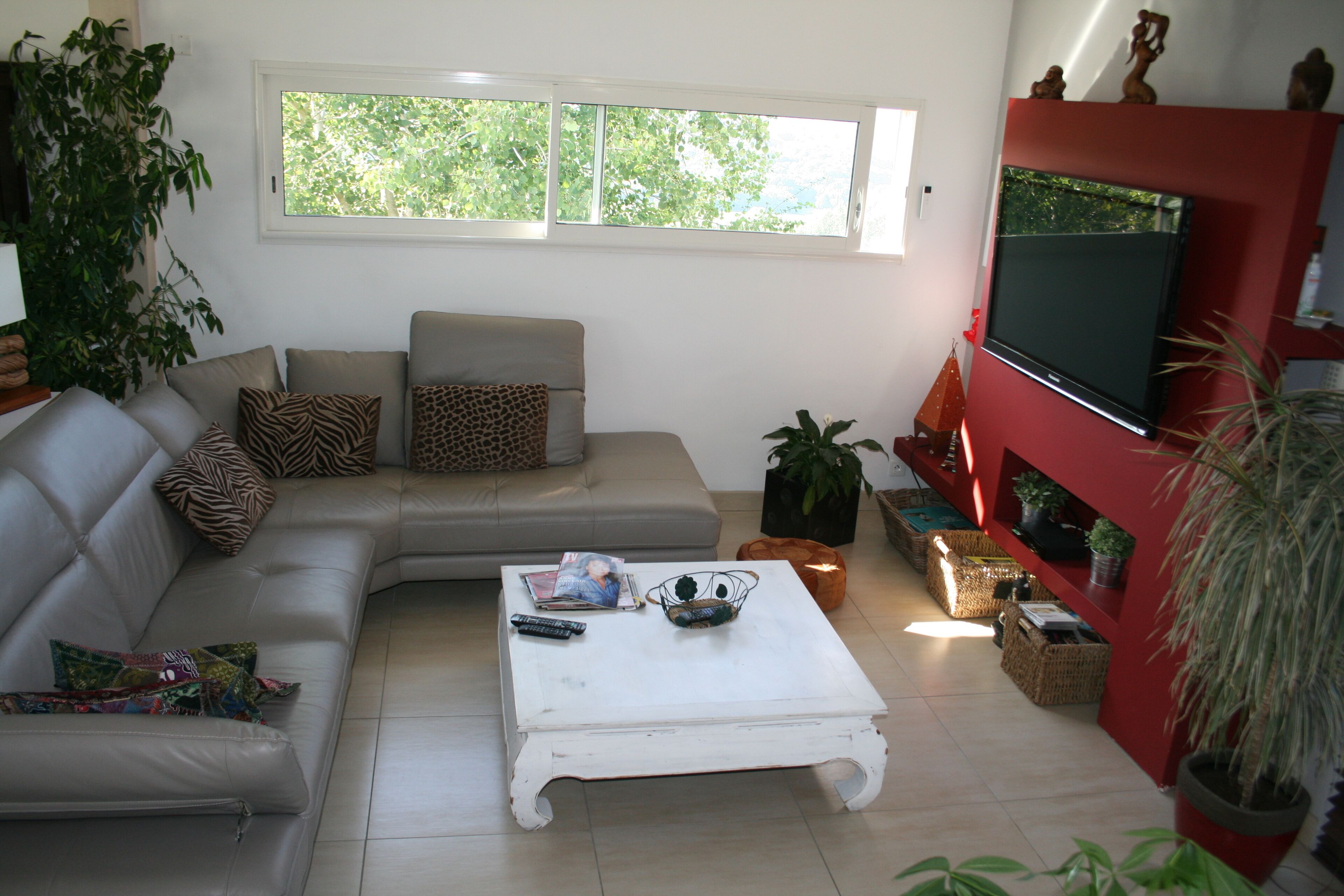 WOODEN HOUSE IN THE COUNTRYSIDE, AT THE FOOT OF THE MOUNTAIN, A CROW'S CROW FROM THE BEACHES.
