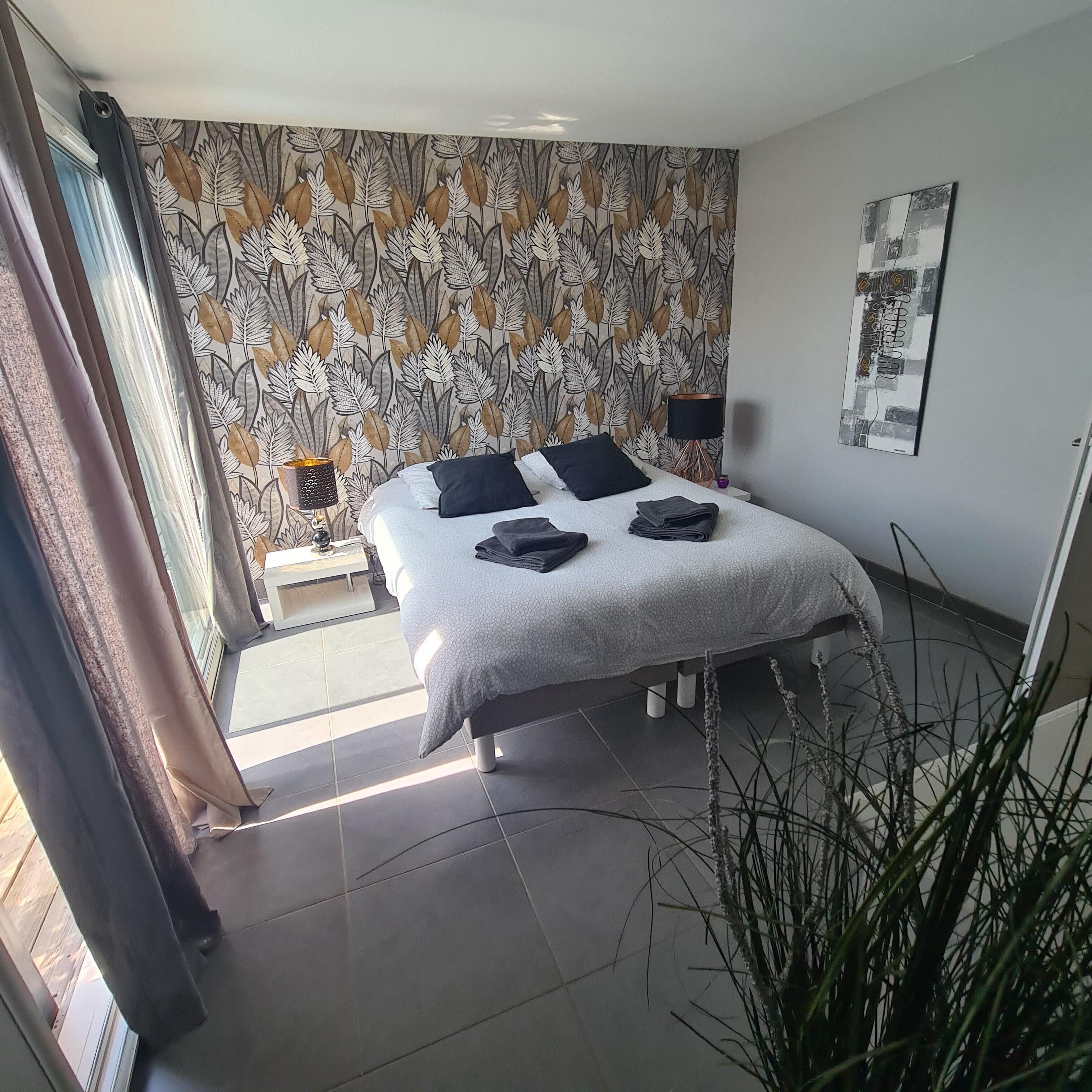 WOODEN HOUSE IN THE COUNTRYSIDE, AT THE FOOT OF THE MOUNTAIN, A CROW'S CROW FROM THE BEACHES.