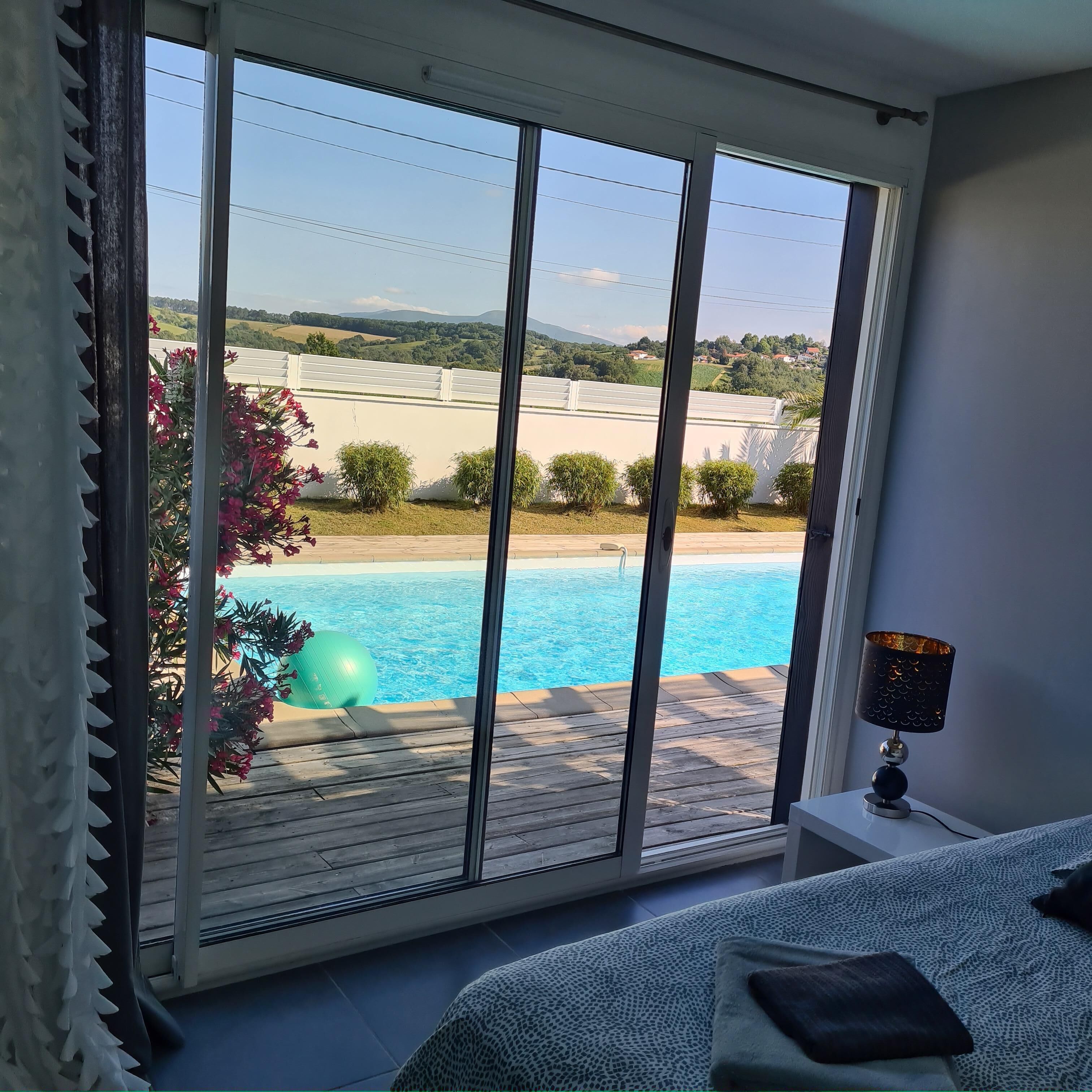 WOODEN HOUSE IN THE COUNTRYSIDE, AT THE FOOT OF THE MOUNTAIN, A CROW'S CROW FROM THE BEACHES.