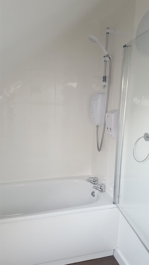 Articles de toilette gratuits, sèche-cheveux, serviettes fournies