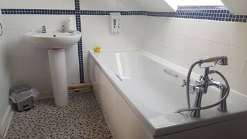 Articles de toilette gratuits, sĂšche-cheveux, serviettes fournies