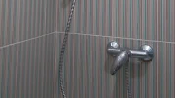 Regadera, toallas, jabón, shampoo