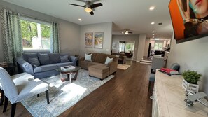 電視、壁爐、書籍