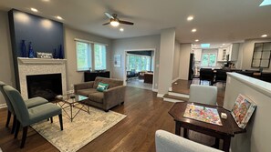 テレビ、暖炉、書庫