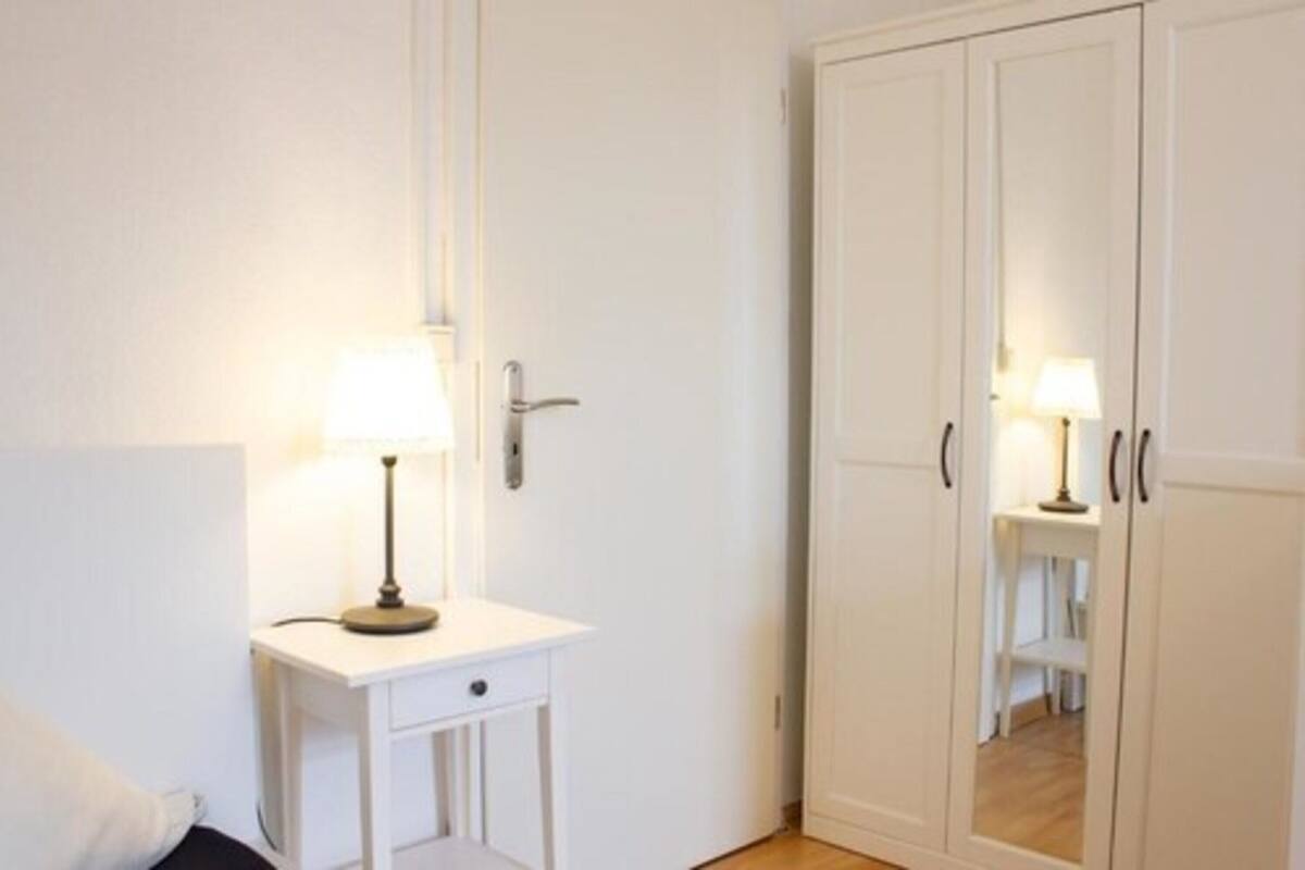 Escritorio, cortinas blackout, wifi gratis y ropa de cama