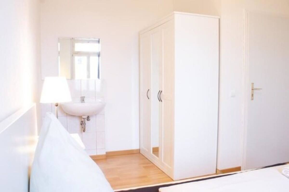 Escritorio, cortinas blackout, wifi gratis y ropa de cama