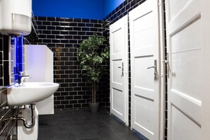 Regadera, amenidades de baño gratuitas, secadora de cabello, toallas